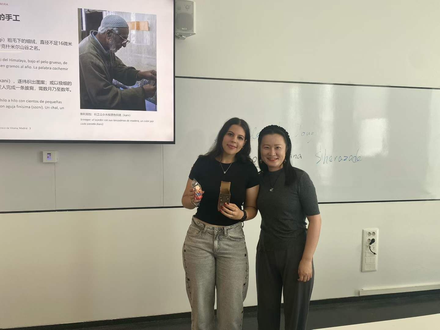 La profesora Qian Ming, de la Universidad Gongshang de Zhejiang con una alumna participante del curso