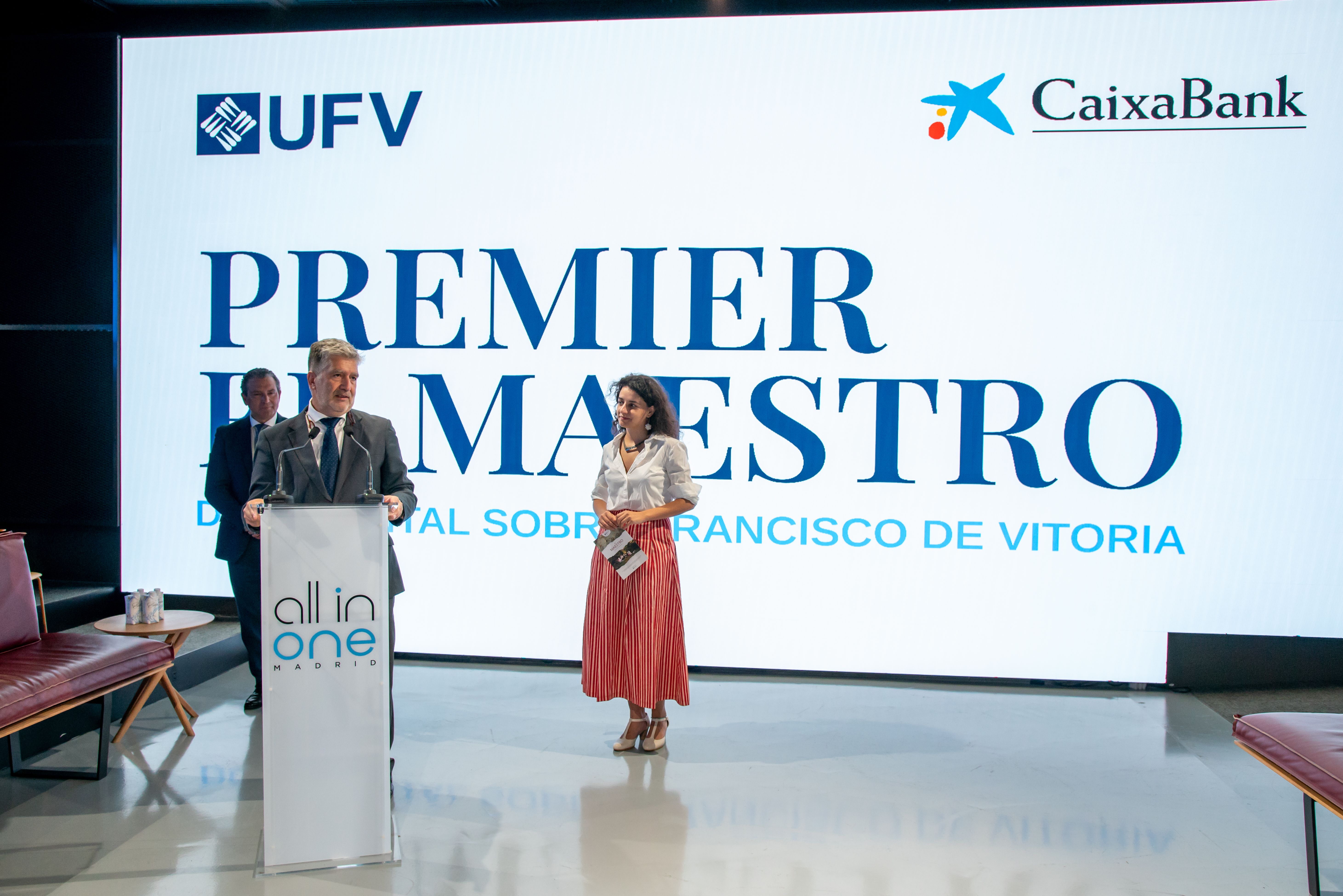 Ignacio Cosidó, presidente del Instituto para el Bien Común Global de la Universidad Francisco de Vitoria; Juan Antonio Peña, director de Instituciones de Madrid en CaixaBank; y Lupe Belmonte, directora del documental, durante la premier.
