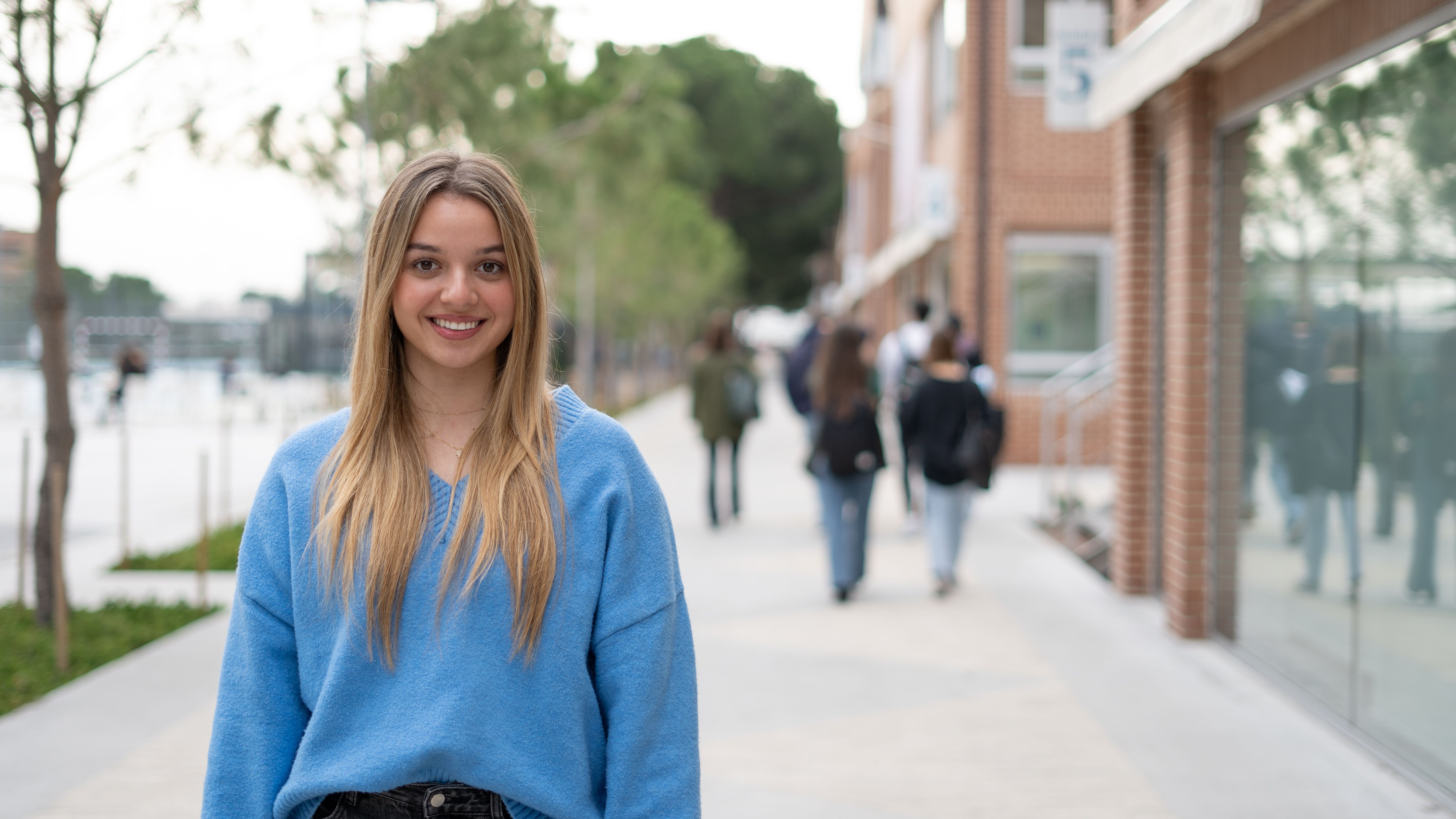 Alumna de la UFV en el campus