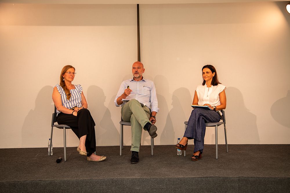 Clara de Cendra, directora general de Consulta de Psicología UFV; Antonio Sastre, educador y profesor de Filosofía, y Sonia González durante la mesa redonda celebrada en la Semana de la Familia